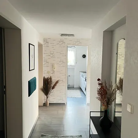 Deluxe Ella アパート